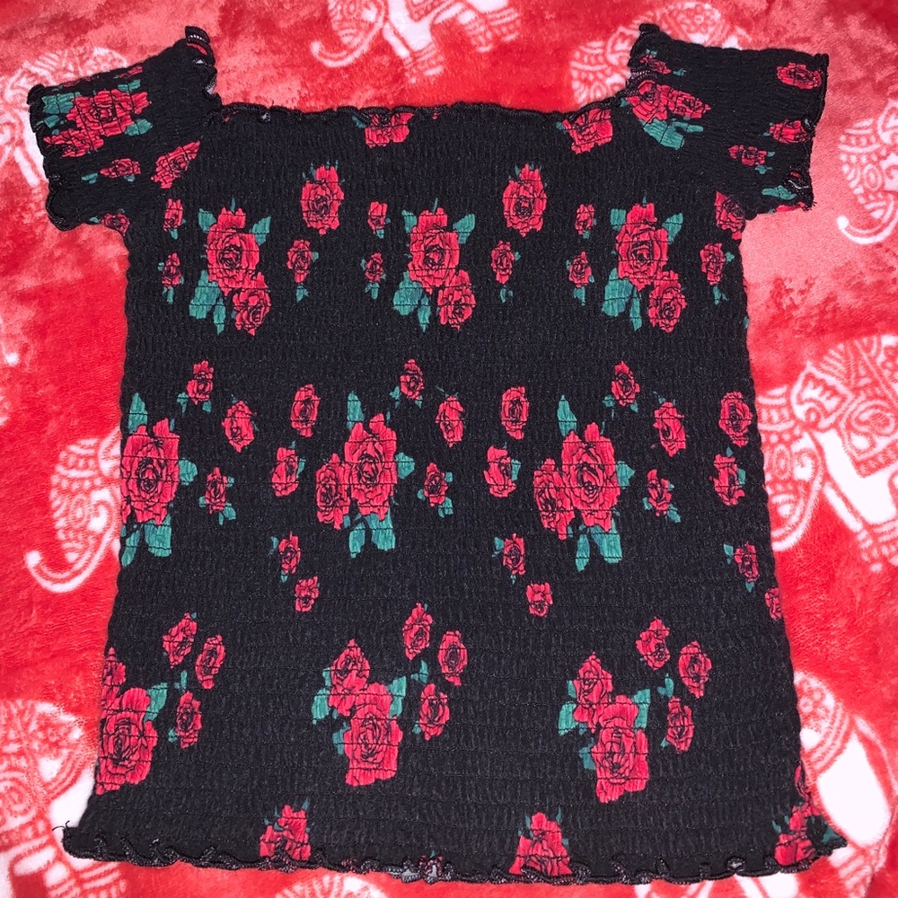 Hollister black scrunched floral croptop🌹